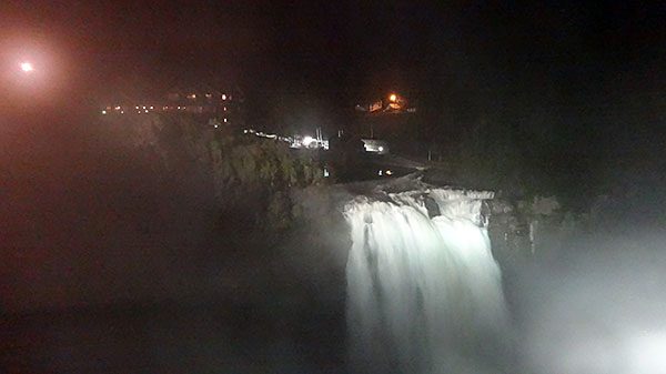 Snoqualmie Falls à noite - uma vista e tanto!