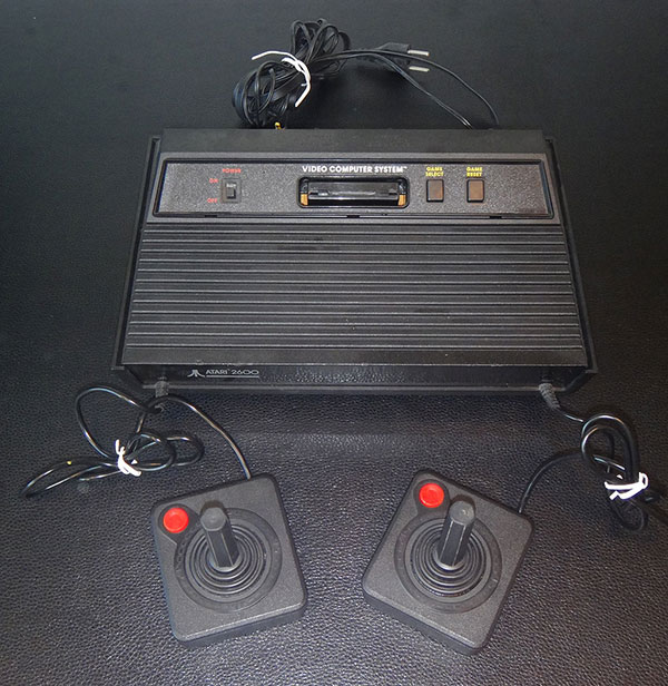 VENDIDO: Atari 2600 Polyvox-S com River Raid, Pac-Man e Freeway