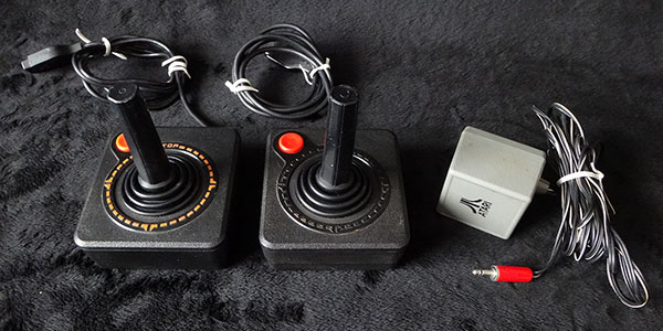 Atari Frente de Madeira - Joysticks e Fontes Originais - AntonioBorba.com