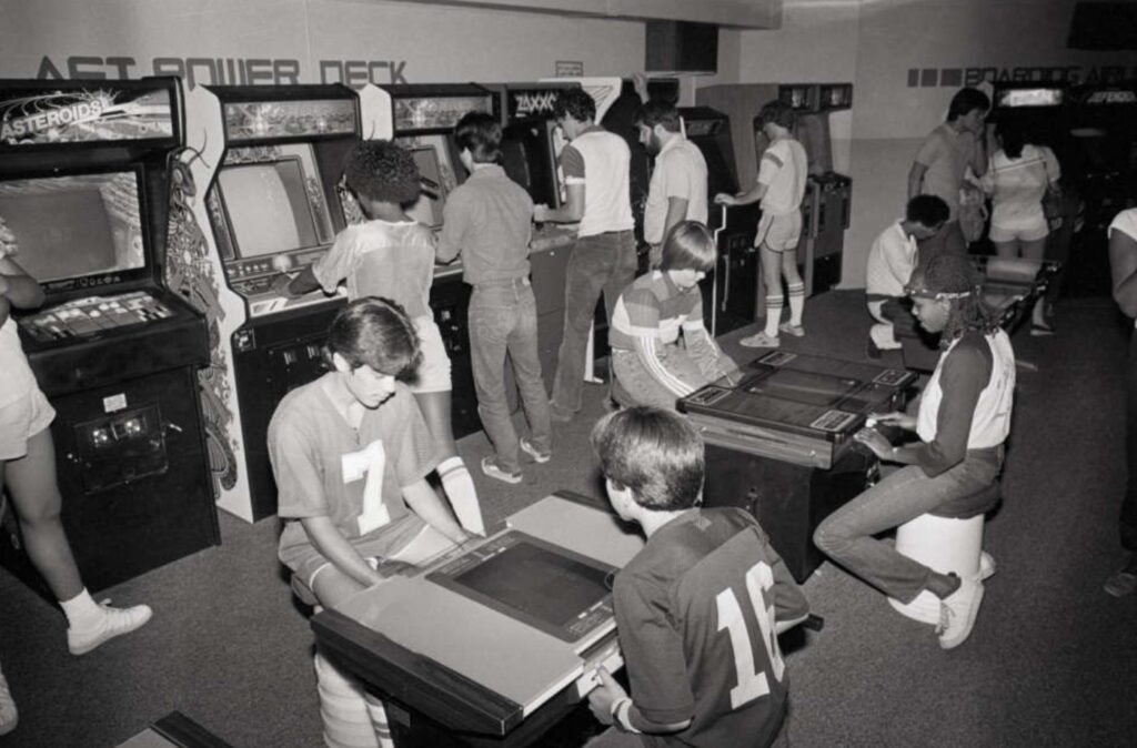 Um típico arcade da década de 80, com gabinetes dos tipos cocktail e upright