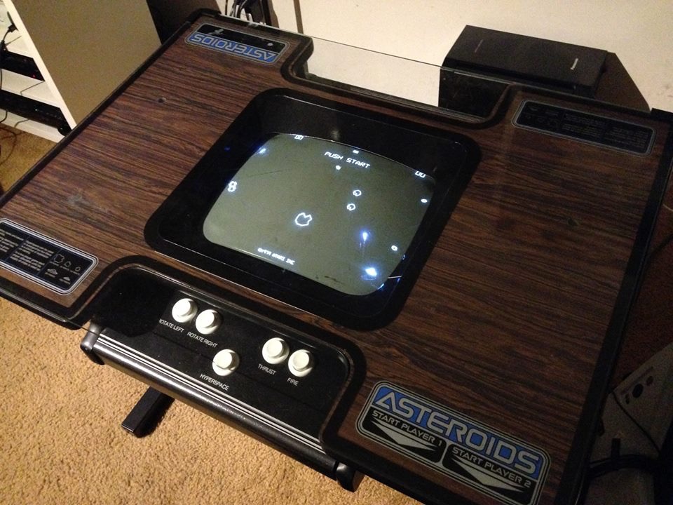 Gabinete do arcade Asteroids em versão Cocktail