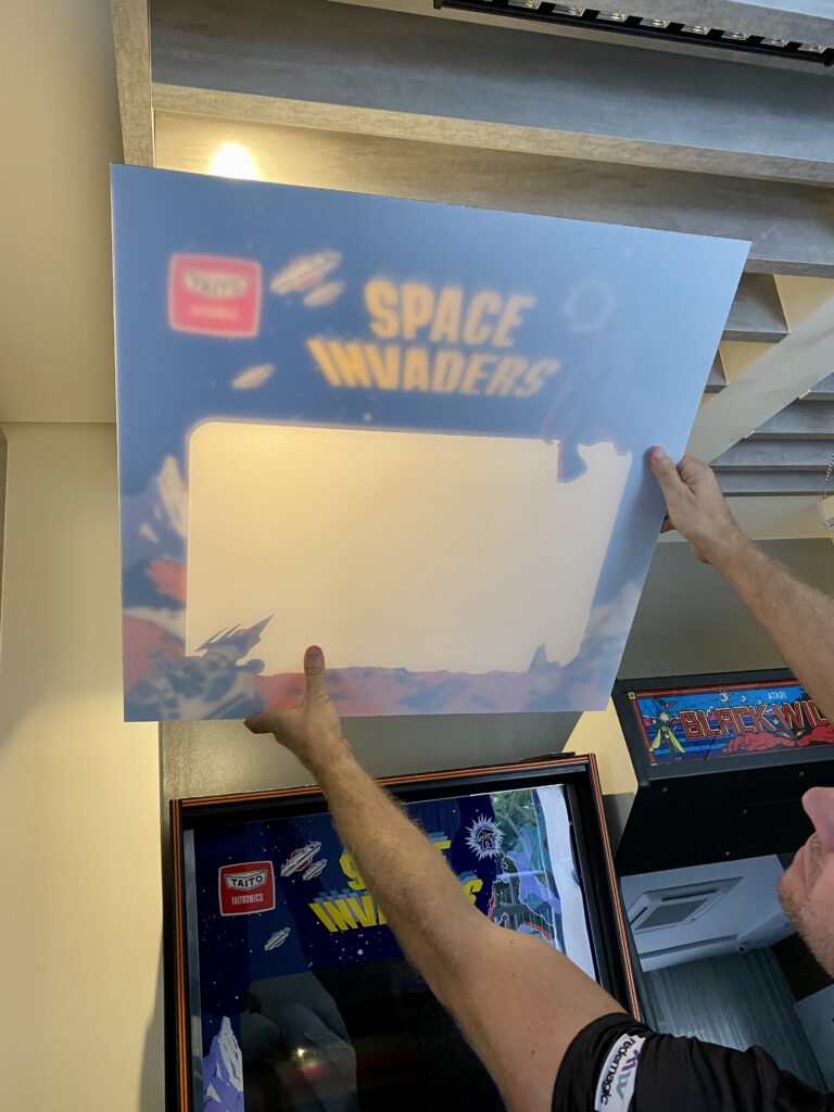 Arcade Space Invaders Japonês da Taito - Novo Acrílico Sendo Inserido - AntonioBorba.com