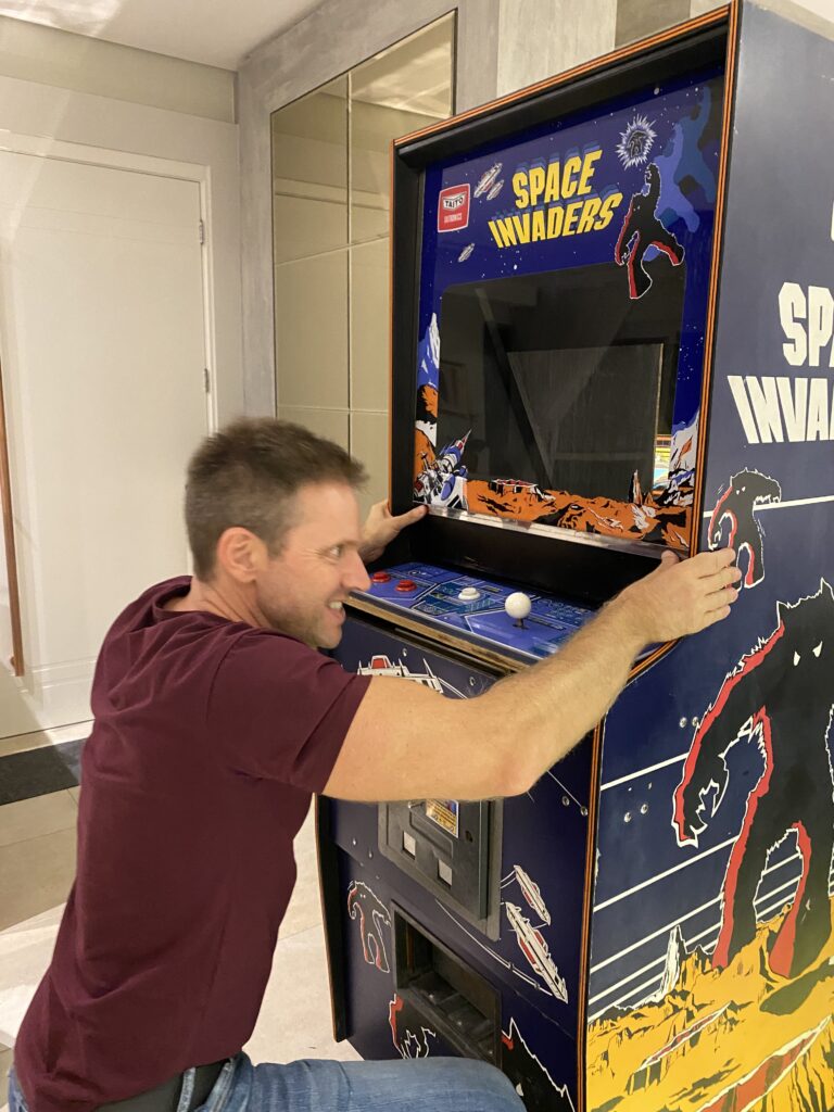 Arcade Space Invaders Japonês da Taito - Novo Acrílico Sendo Inserido - AntonioBorba.com