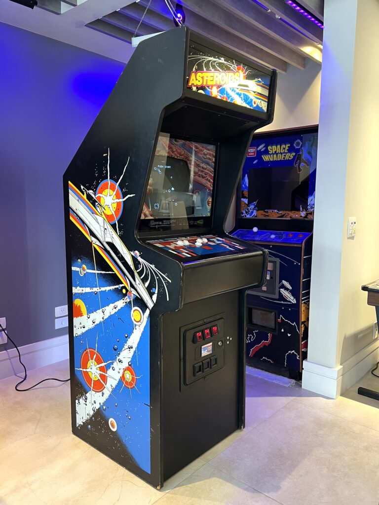 Asteroids Arcade da Atari, em gabinete full size (Upright)