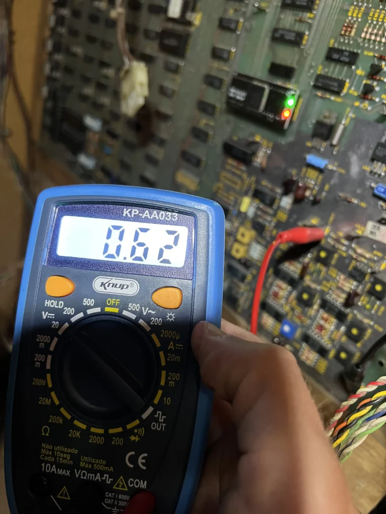 Arcade Black Widow - Atari Color Vector - PCB Voltage Test