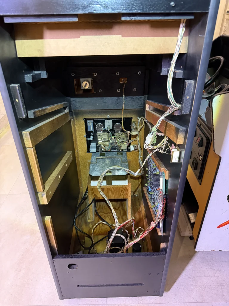 Atari Video Pinball Arcade - Monitor 2nd Repair, Cleaning and Install Atari Video Pinball Arcade - Monitor 2nd Repair, Cleaning and Install